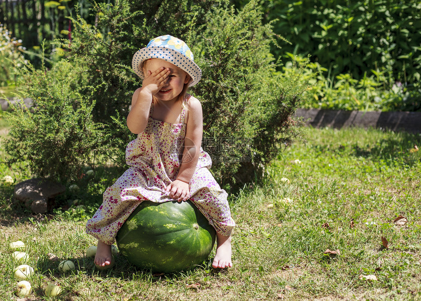 小女孩坐在一个大西瓜上图片