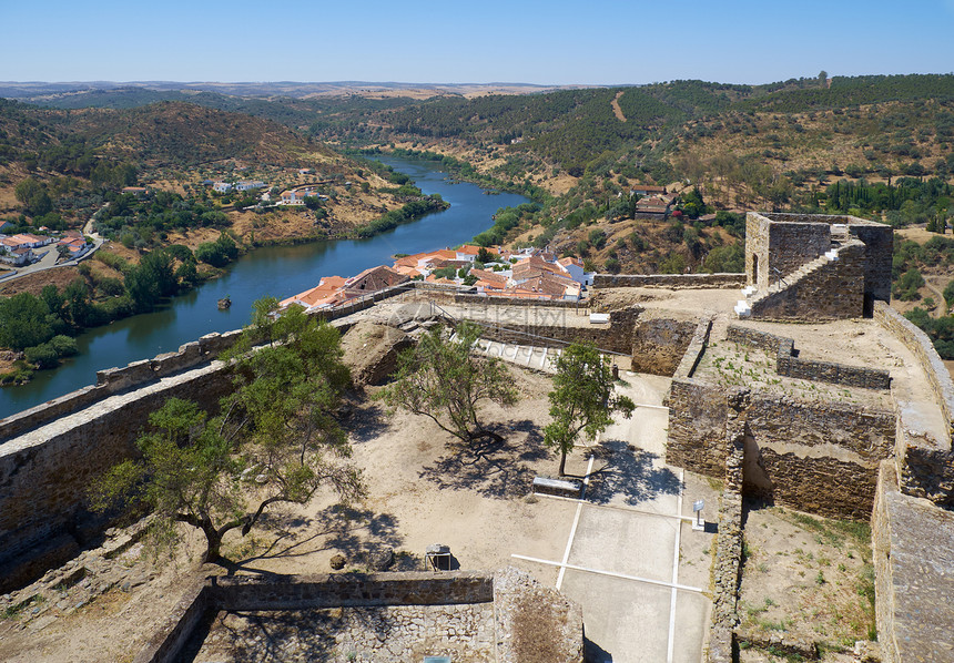 从梅托拉城堡垒塔到内城堡院子及周围山丘和Guadiana河的风景葡萄图片