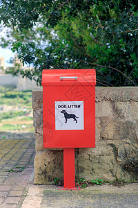 红狗垃圾箱背景图片