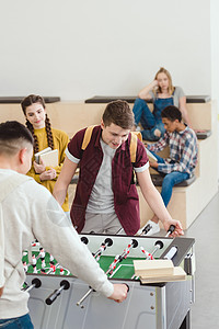 高中学生在学校玩桌球图片