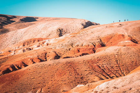 蓝天下的彩色山脉阿尔泰克孜勒钦的红山火星景图片