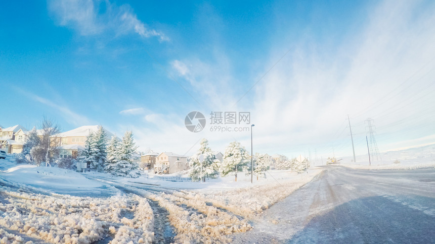 春季暴风雪后的住宅区图片