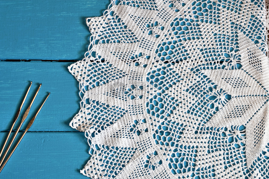 白色蕾丝编织圈的顶端图像和三根蓝色深蓝背图片