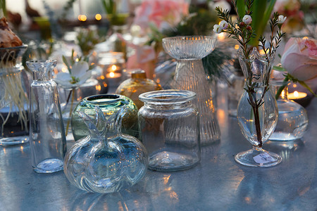 许多不同形状的玻璃花瓶图片