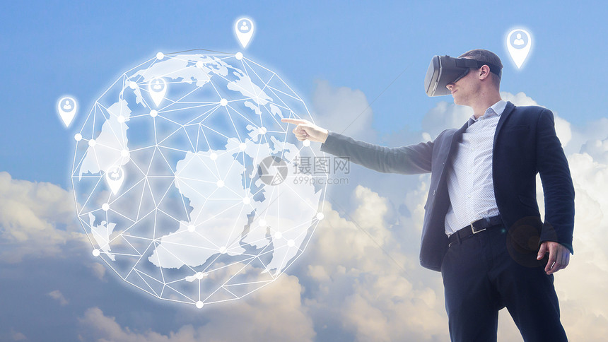 使用VR头盔和与天体世界显示进行互动man利用有天空背景的视觉现实概念获取经图片