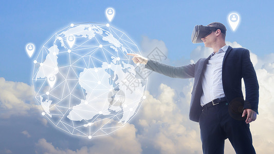 取经的唐僧使用VR头盔和与天体世界显示进行互动man利用有天空背景的视觉现实概念获取经背景