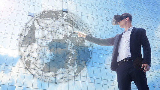 使用VR头盔和与天体世界显示互动的商家man在现代外部建筑中图片