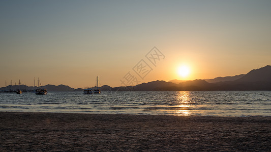 游艇在海上日落图片