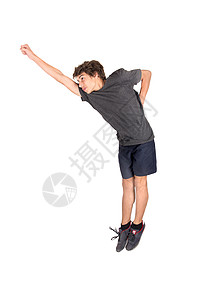 少年男孩做滑稽的杂草跳跃图片