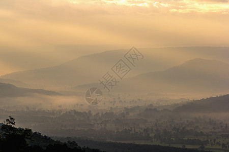 早晨在薄雾下美丽的山景图片