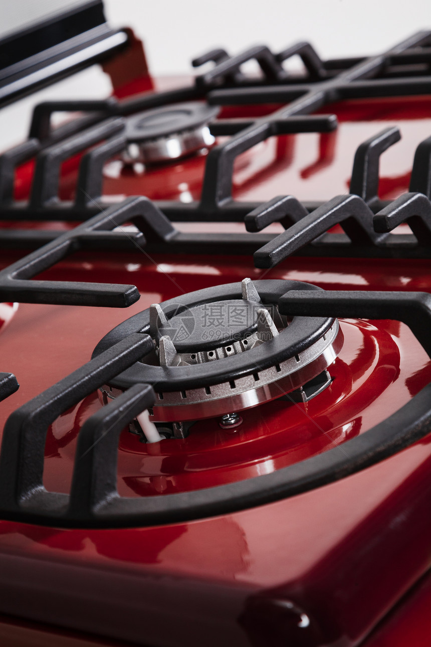 厨房红色燃气灶上的燃烧器图片