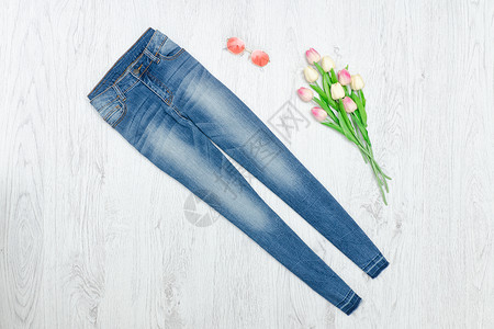 蓝色牛仔裤和郁金香花束时尚概念图片