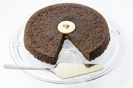 用抹刀在中间夹心的巧克力蛋糕图片