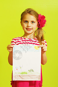 一个使用着色铅笔的小女孩图片