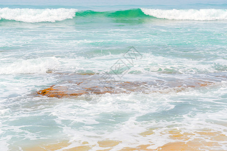 大海的蓝浪沙滩的黄沙图片