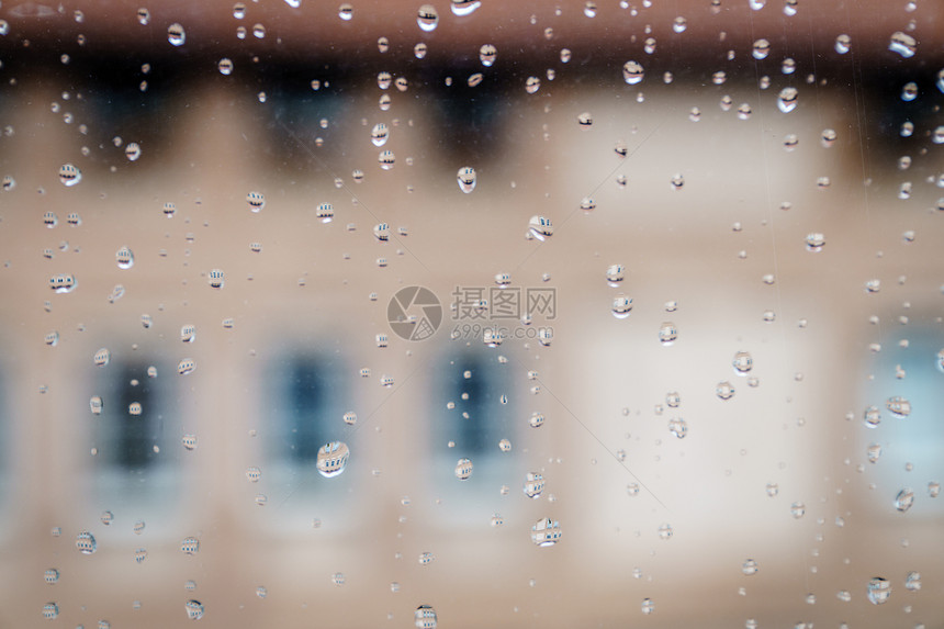 雨滴在窗玻璃上的特写图像图片