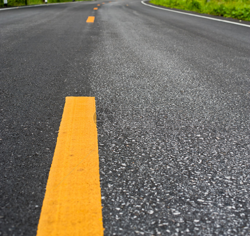 关闭道路沥青表面划分黄线图片