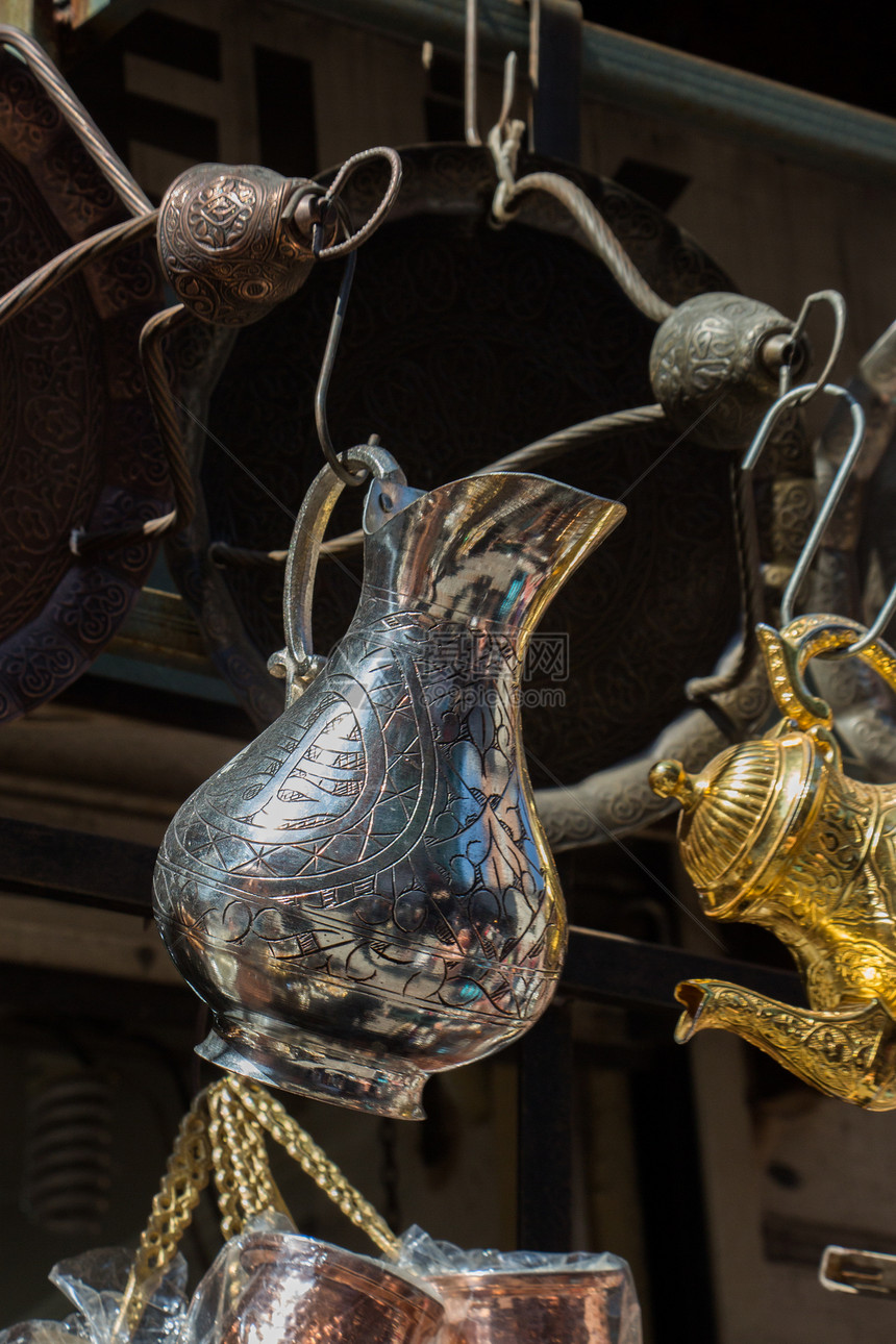 古玩市场中东方风格的古金属壶图片