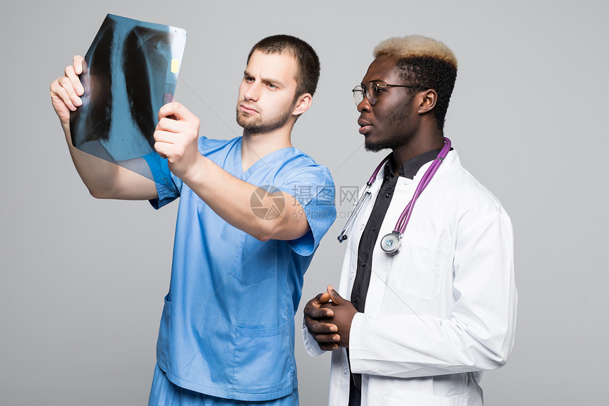 医生和外科医生检查病人图片