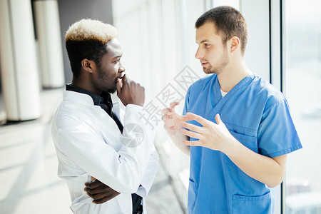 两位医生在医院讨论分析结果图片