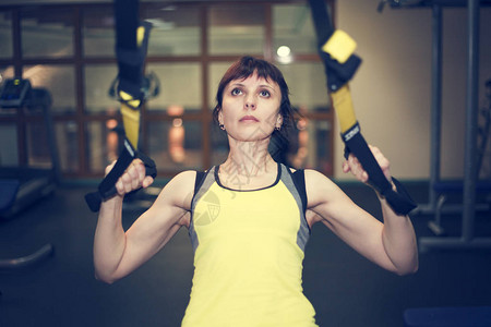 身体运动女在肩上做锻练图片