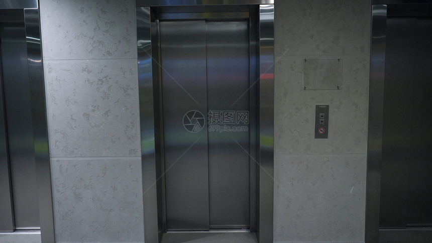 大楼内的现代电梯办公楼的电梯一楼图片