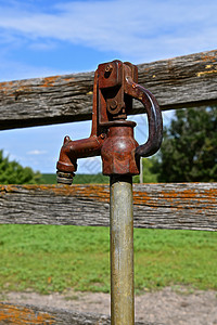 农村水龙头和沿木栅栏的龙头图片