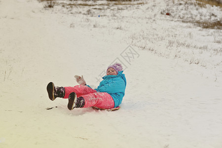 孩子们冬天玩得开心图片