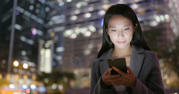 亚洲商业女商人晚上在城市里图片