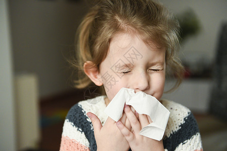 生病的小女孩吹鼻涕用手帕遮住鼻图片