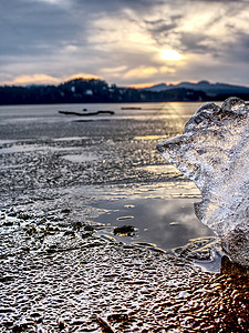 浮冰与湖面深水之间的霜晶边图片