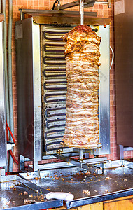 传统快餐土耳其烤肉串在旋转图片