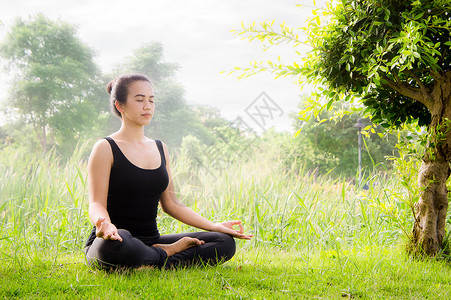 练习瑜伽的年轻女日常瑜伽有助于集中注意力呼吸塑造身体力量帮助皮肤变亮图片