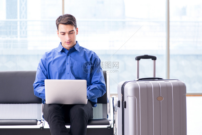 在机场休息室等候登机的人图片