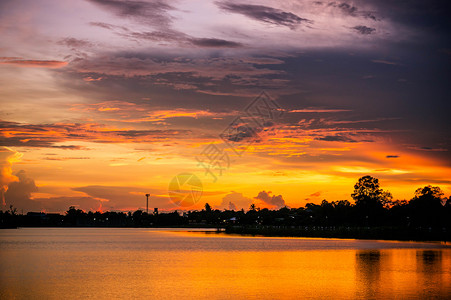 景观湖景公园和傍晚时分的黄昏日落和多云的天空图片