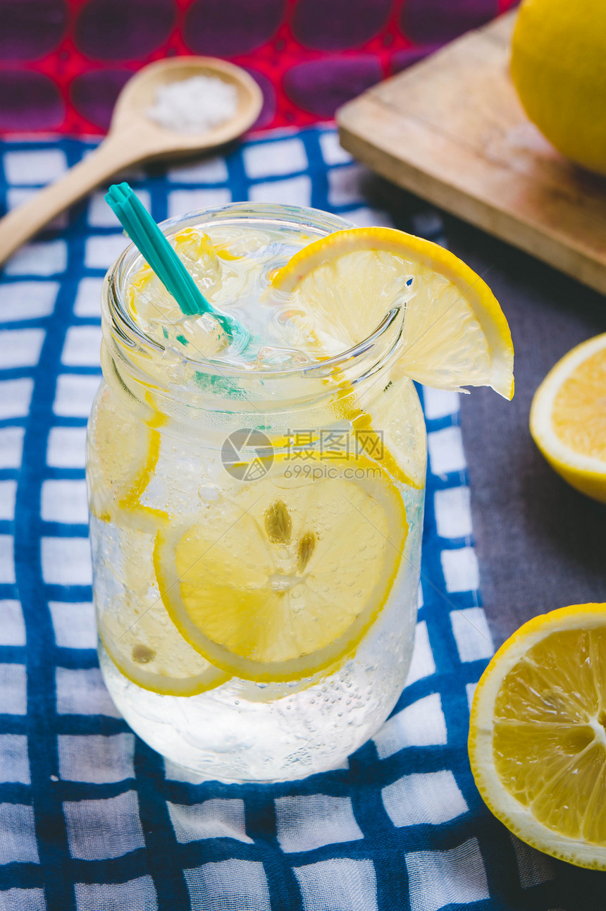 柠檬汁苏打水盐或蜂蜜有助于解渴是一图片