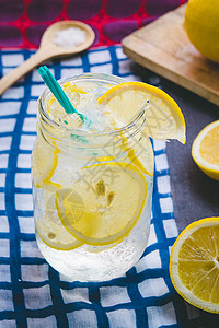 柠檬汁苏打水盐或蜂蜜有助于解渴是一背景图片