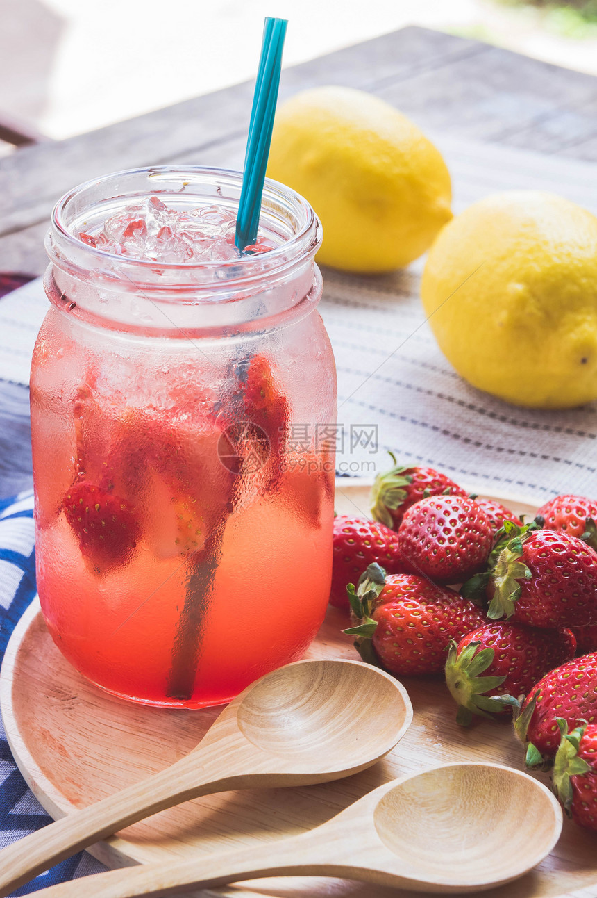 草莓汁和柠檬苏打汁与苏打混合图片