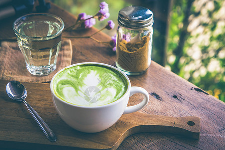 木桌上的绿茶热饮拿铁白杯香气在咖啡厅咖图片