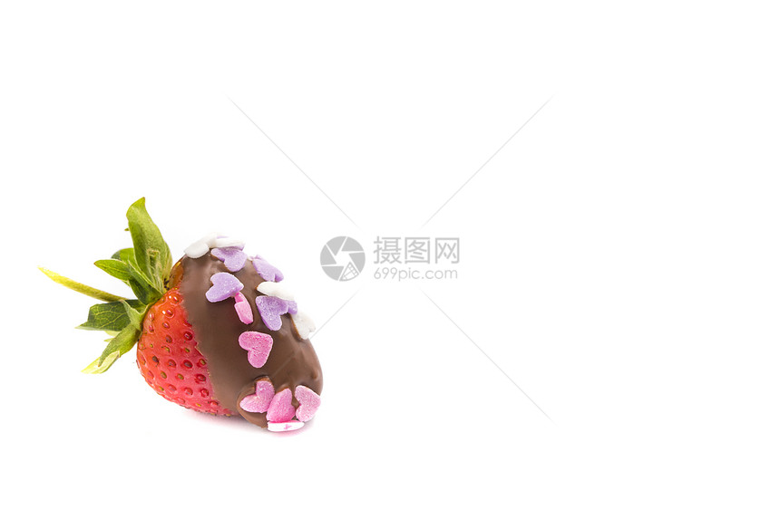 巧克力涂有小心形糖面条的草莓孤立在白色背图片