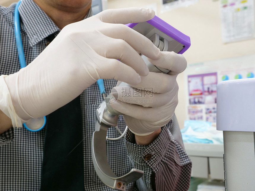 一位医生正在为急诊室的气管插准备视频喉镜图片
