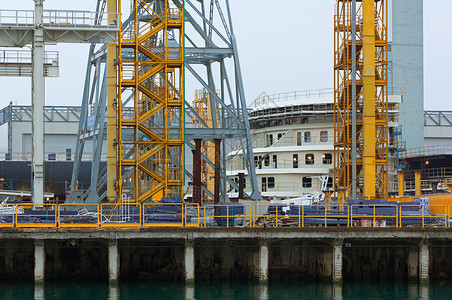 造船厂结构和建筑物的详情和船舶图片