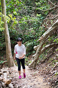 徒步穿越雨林的亚洲高级女图片