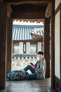 年轻男子在韩国旅行图片