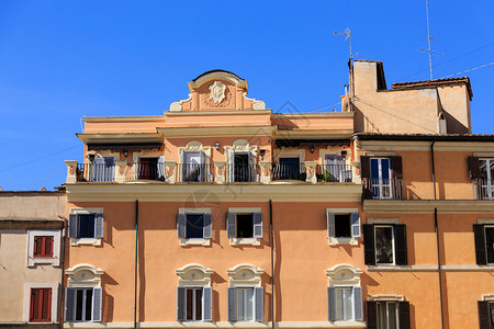 意大利罗马的橙色石膏公寓图片