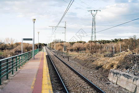 农村站台平的铁路轨道直透前图片