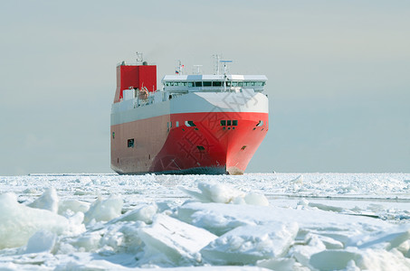 海上的货船在海上航行冬天海水图片