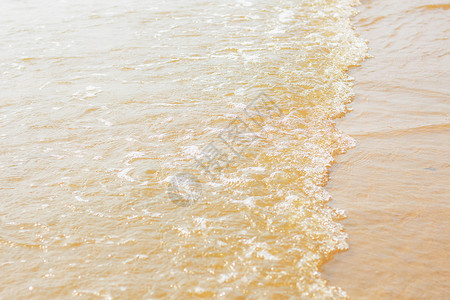 夏天海滩上的海浪图片