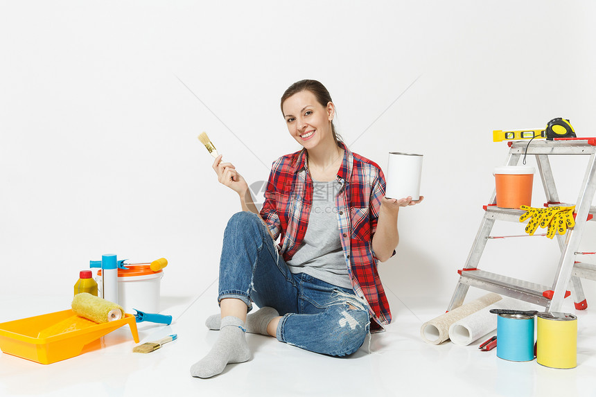 女人坐在地板上用刷子油漆罐翻新公寓房间的工具隔离在白色背景上壁纸胶合配件绘画工具修复家居理图片