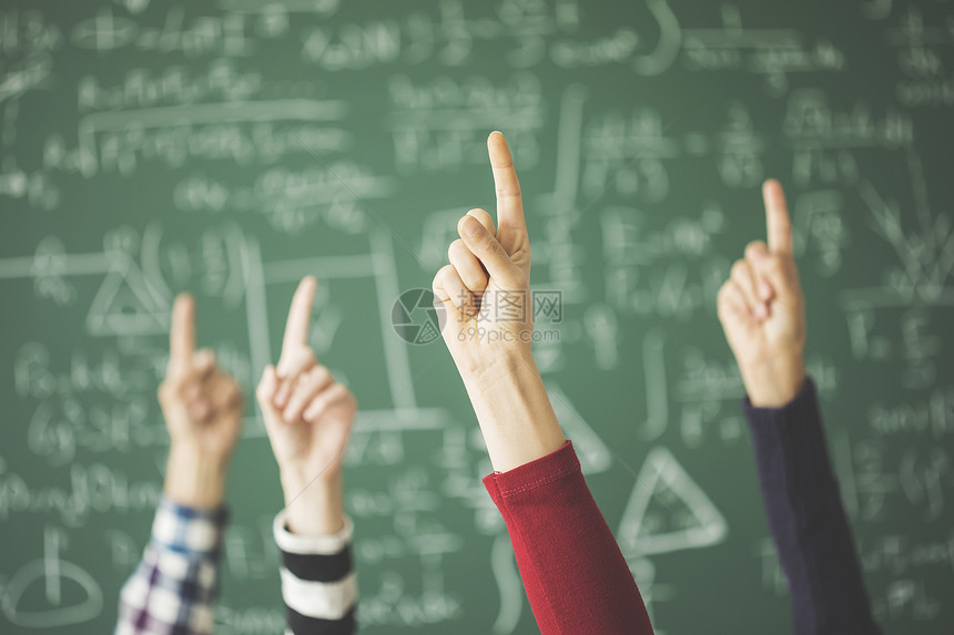 学生们在课堂上举起手指高图片
